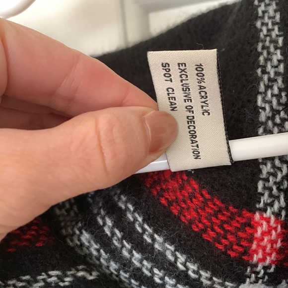 Toddler winter poncho/cape and hat with Pom Pom - Picture 3 of 3